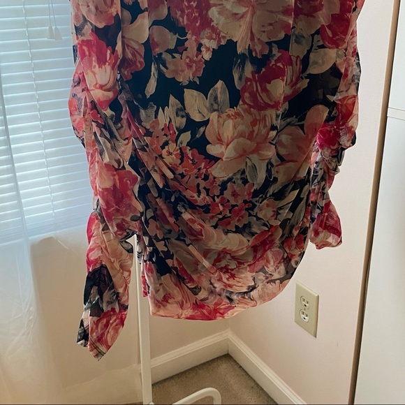 Elegant White House Black Market Floral Blouse - Feminine Ruched Design Size XL - Picture 6 of 8